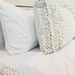 Beddy’s Goldie in white with gold dot in full. GUC